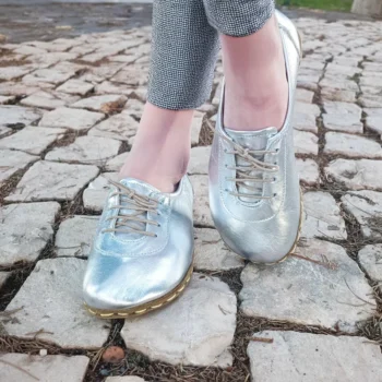 Designed for women who value both wellness and aesthetics, these sneakers combine minimalist barefoot principles with innovative copper grounding technology.